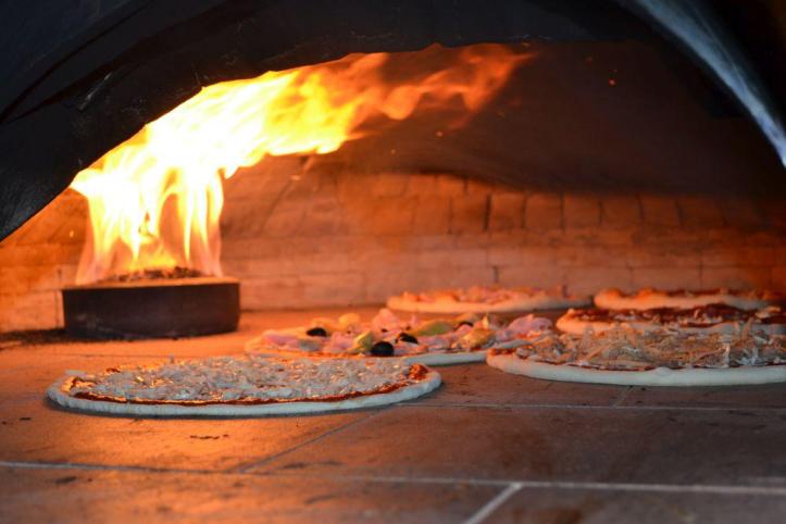 Forno pizze pellet con dentro pizze