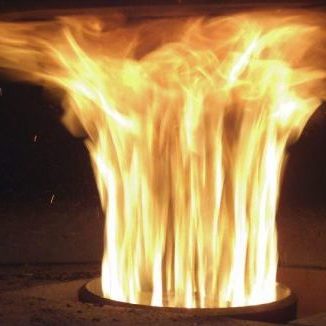 Fiamma generatore dal bruciatore nel forno per pizze a pellet