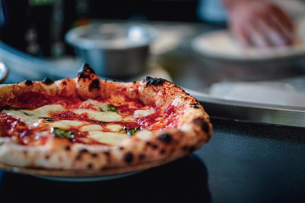 Pizza cotta con il bruciatore a pellet per forni pizza Volcanomatic